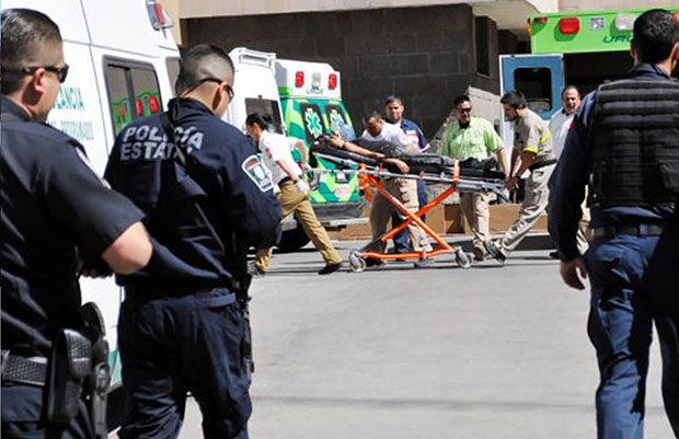 Paramédicos de URGE la trasladaron a un hospital en donde personal médico buscaba salvar al bebé pero también falleció.