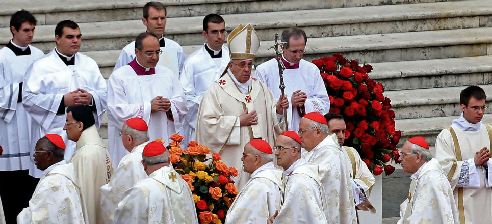 El Papa Francisco escuchó la petición del cardenal Angelo Amato, prefecto de la Congregación para las Causas de los Santos del Vaticano, quien, de acuerdo al rito de la canonización, solicitó tres veces que se declare santos a Juan Pablo II y a Juan XXIII.