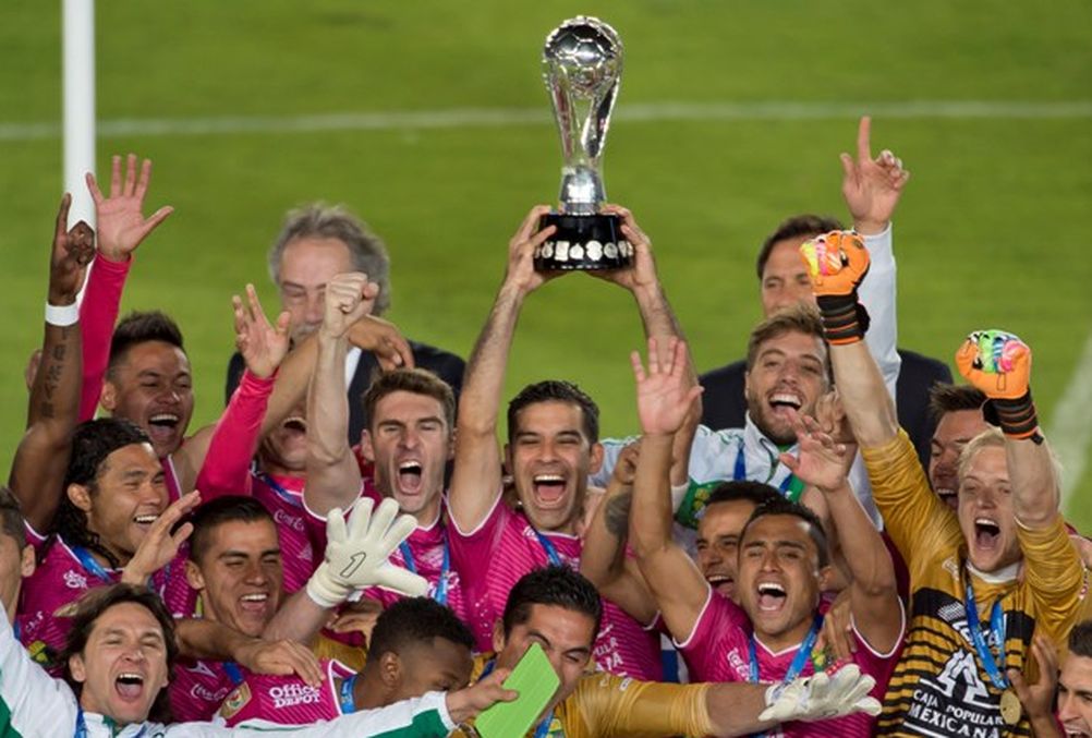 León revalidó el título del Apertura 2013 y se proclamó bicampeón del futbol mexicano.