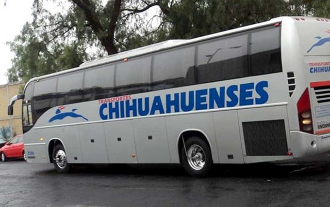El atraco ocurrió por el tramo carretero Chihuahua-Lázaro Cárdenas, donde tres de pasajeros armados, despertaron al resto para informarles que se trataba de un asalto.