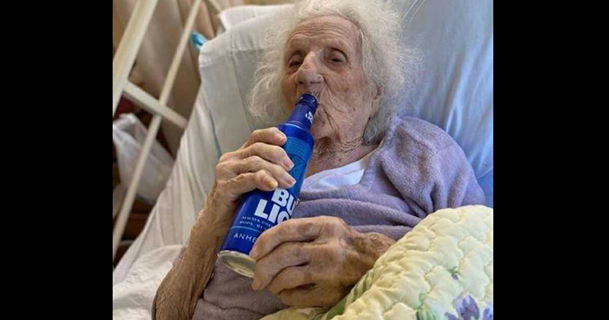 Abuelita de 103 años vence al C0VID y celebra con una cerveza helada