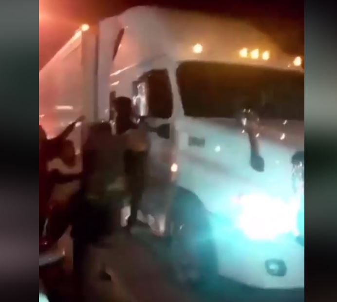 VIDEO: Hombre muεrε arrastradο por camión de FedEx durante protesta