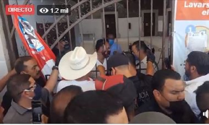 VIDEO: Golpean y jalonean a Juan Carlos Loera en Ojinaga; lo acusan de robarse el agua