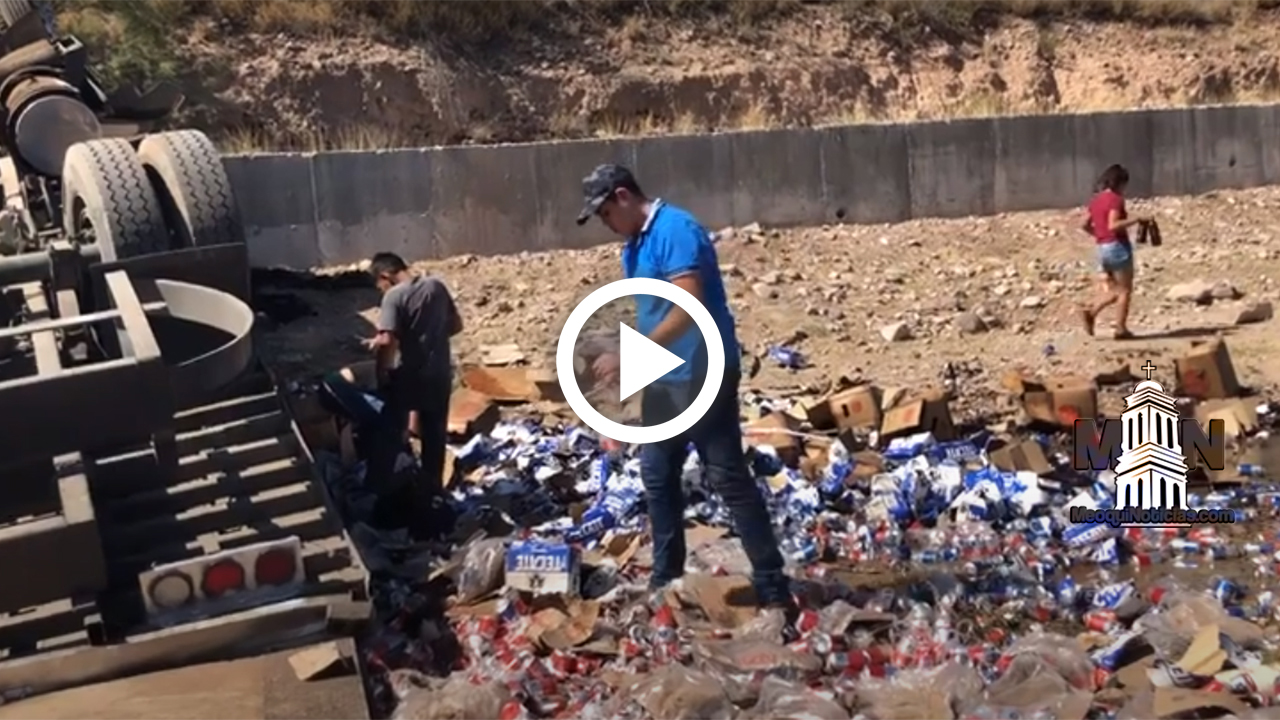 VIDEO: Vuelca tráiler con cerveza en carretera a Delicias, se armó la rapiña