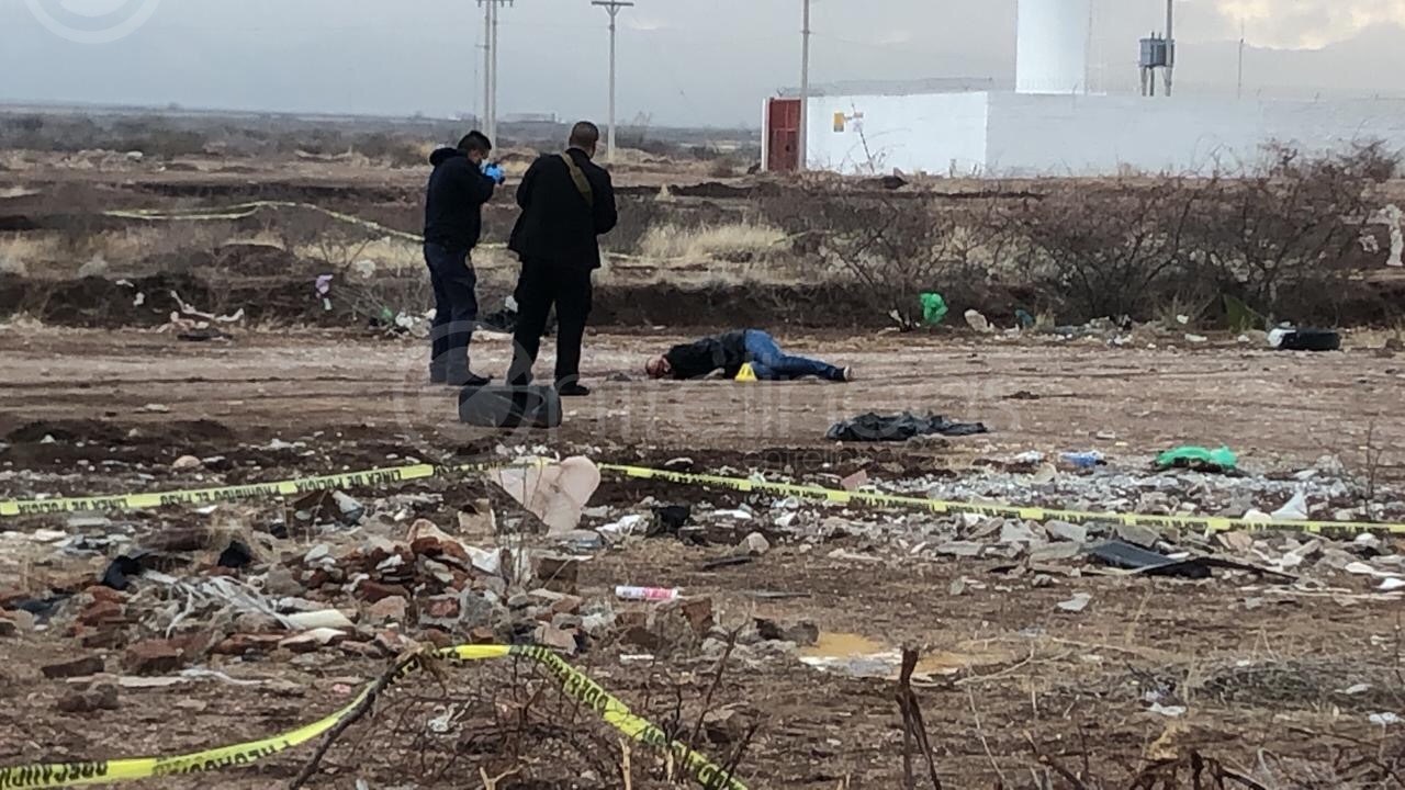 Dejan cuerpo de un hombre sin vida en lote baldío en Chihuahua